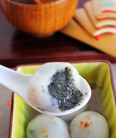 Bánh trôi nhân vừng đen ăn bùi bùi, người miền Trung và miền Nam rất thích. Bánh trôi nhân vừng đen ăn bùi bùi, người miền Trung và miền Nam rất thích.