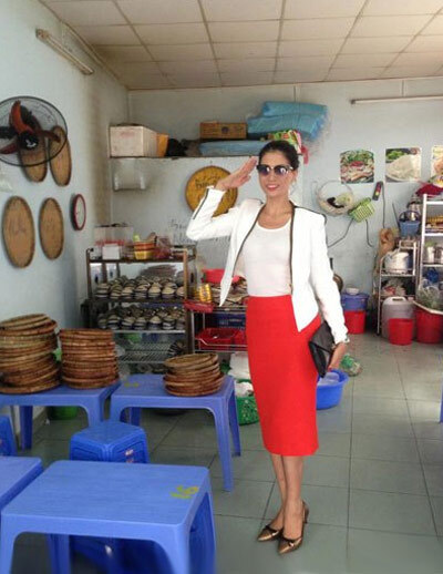 Trang Trần dành nhiều thời gian chăm sóc quán bún đậu. Trang Trần dành nhiều thời gian chăm sóc quán bún đậu.