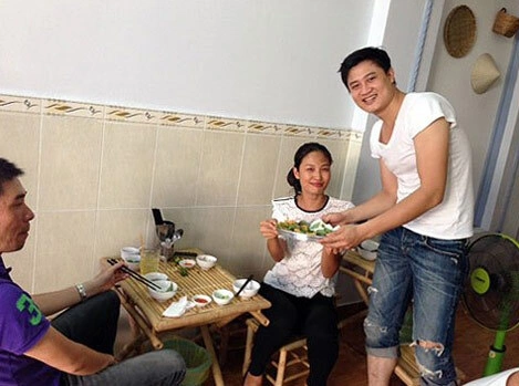 Xuân Thu tự tay bưng món ăn phục vụ khách. Xuân Thu tự tay bưng món ăn phục vụ khách.