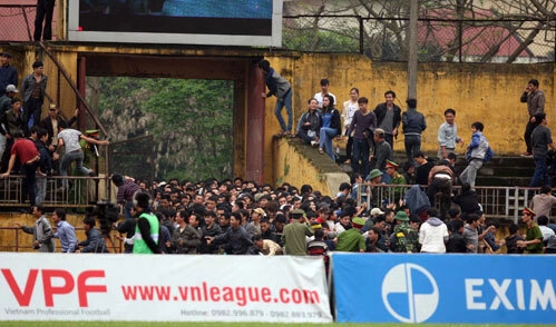 Cửa khán đài C sân Vinh bị CĐV phá để tràn vào sân. Cửa khán đài C sân Vinh bị CĐV phá để tràn vào sân.