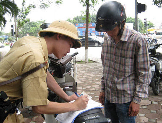 Hôm nay (15/4), quy định xử phạt hành vi không chuyển quyền sở hữu phương tiện của Bộ Công an bắt đầu có hiệu lực trên phạm vi toàn quốc. Hôm nay (15/4), quy định xử phạt hành vi không chuyển quyền sở hữu phương tiện của Bộ Công an bắt đầu có hiệu lực trên phạm vi toàn quốc.