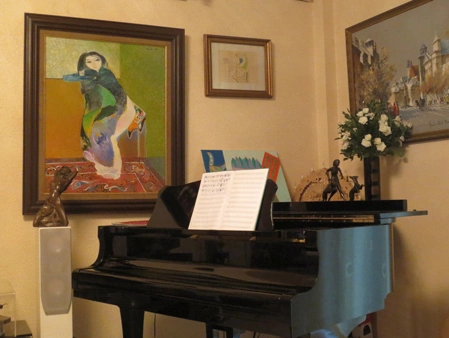 Chiếc đàn piano, không gian thư giãn đặc biệt của nhạc sĩ cũng được đặt những bức tượng nhỏ, đủ thấy chủ nhân yêu chúng đến thế nào. Đang tiếp khách, nếu hào hứng, nhạc sĩ sẵn sàng đãi khách một bản nhạc mà ông thích hoặc mới sáng tác... Chiếc đàn piano, không gian thư giãn đặc biệt của nhạc sĩ cũng được đặt những bức tượng nhỏ, đủ thấy chủ nhân yêu chúng đến thế nào. Đang tiếp khách, nếu hào hứng, nhạc sĩ sẵn sàng đãi khách một bản nhạc mà ông thích hoặc mới sáng tác...