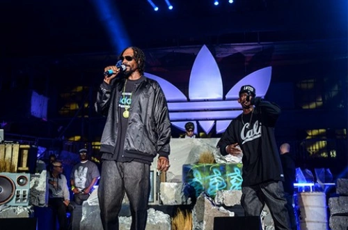 Snoop Lion và Kurupt trong đại tiệc Unite all Originals ở LA. Snoop Lion và Kurupt trong đại tiệc Unite all Originals ở LA.