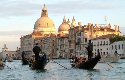 Chỉ nên đi gondola khi có nhiều người vì chi phí khá đắt. Chỉ nên đi gondola khi có nhiều người vì chi phí khá đắt.
