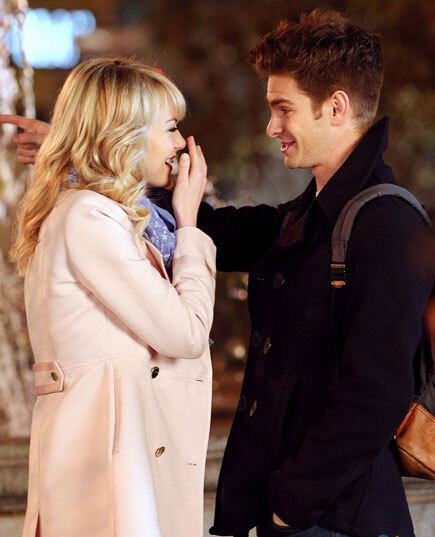 Andrew Garfield và Emma Stone hẹn hò từ khi đóng "Siêu nhện tái xuất" 2 năm trước. Andrew Garfield và Emma Stone hẹn hò từ khi đóng "Siêu nhện tái xuất" 2 năm trước.