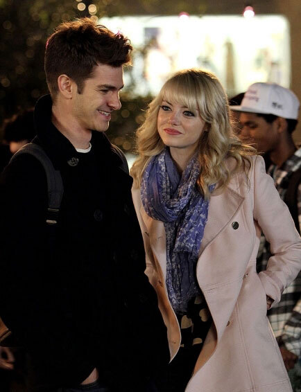 Cặp sao "phim giả tình thật" Emma Stone và Andrew Garfield trông rất hạnh phúc trên trường quay ở Union Square, New York tối 16/4. Cặp sao "phim giả tình thật" Emma Stone và Andrew Garfield trông rất hạnh phúc trên trường quay ở Union Square, New York tối 16/4.