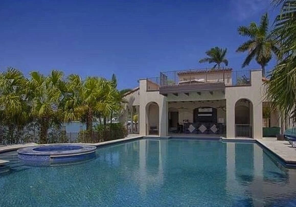 Ngôi nhà này rộng 1.200m2, gồm 7 phòng ngủ, 9 phòng tắm. Ngôi nhà này rộng 1.200m2, gồm 7 phòng ngủ, 9 phòng tắm.