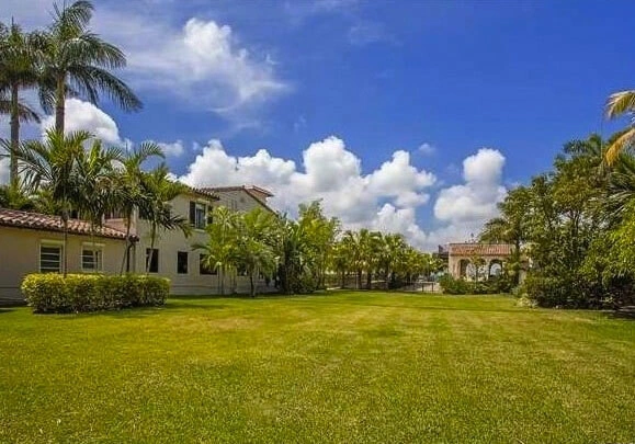 Sân vườn rộng rãi và thoáng đãng như một resort. Sân vườn rộng rãi và thoáng đãng như một resort.