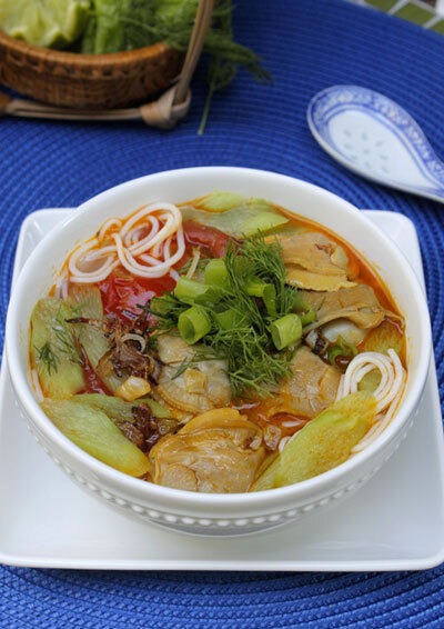 Bát bún nóng hổi với vị ngọt từ nước dùng của nghêu, từng sợi bún nuột mềm, những lát cà chua màu đỏ au, điểm thêm mùi thơm của thì là và dọc mùng giòn, ắt hẳn bạn sẽ bị chinh phục bởi món bún này.