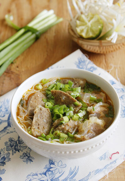Bát bún nóng hổi với vị ngọt từ xương hầm, thơm mùi sả, cay của ớt, được dùng kèm với thịt bò viên dai và gân bò giòn, rất hấp dẫn khi thưởng thức.