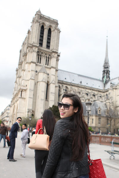 Cô tung tăng dạo đại lộ Champs-Élysées. Cô tung tăng dạo đại lộ Champs-Élysées.
