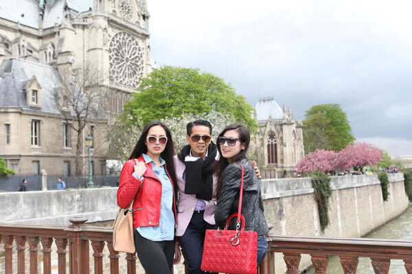 Hai người đẹp thân thiết và quấn quýt nhau trên đường phố Paris.8) Mai Phương Thúy chia sẻ, dù đã nhiều lần đặt chân đến Paris, cô vẫn chưa bao giờ hết cảm xúc về thành phố xinh đẹp và lãng mạn này.9\ Hai người đẹp thân thiết và quấn quýt nhau trên đường phố Paris.8) Mai Phương Thúy chia sẻ, dù đã nhiều lần đặt chân đến Paris, cô vẫn chưa bao giờ hết cảm xúc về thành phố xinh đẹp và lãng mạn này.9\