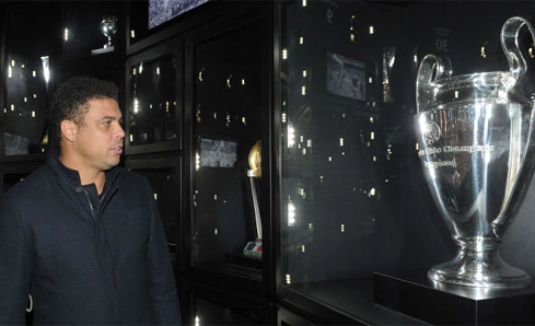 Ronaldo tham quan phòng truyền thống của Juventus. Ronaldo tham quan phòng truyền thống của Juventus.