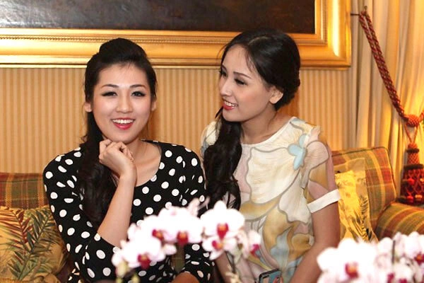 Dương Tú Anh (phải) lần đầu tiên đến Pháp còn Mai Phương Thúy đã nhiều lần đặt chân đến đất nước thuộc châu Âu và lần thứ hai dự tiệc tại Bagnolet. Hai người đẹp ríu rít chuyện trò cũng như dành thời gian tham quan các ngóc ngách của tòa nhà. Dương Tú Anh (phải) lần đầu tiên đến Pháp còn Mai Phương Thúy đã nhiều lần đặt chân đến đất nước thuộc châu Âu và lần thứ hai dự tiệc tại Bagnolet. Hai người đẹp ríu rít chuyện trò cũng như dành thời gian tham quan các ngóc ngách của tòa nhà.