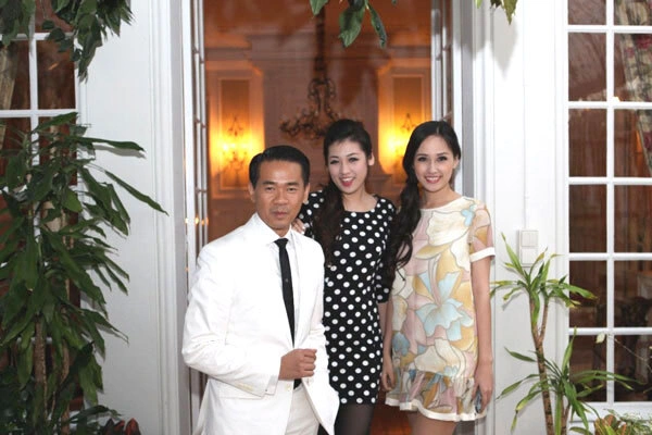 Từ trái qua: nhà thiết kế nội thất Quách Thái Công, Dương Tú Anh và Hoa hậu Mai Phương Thúy cùng trò chuyện trước khi bước vào buổi tiệc. Từ trái qua: nhà thiết kế nội thất Quách Thái Công, Dương Tú Anh và Hoa hậu Mai Phương Thúy cùng trò chuyện trước khi bước vào buổi tiệc.