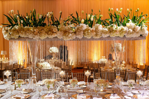Còn bàn tiệc dài lại ấn tượng với thiết kế hoa treo. Những chùm hoa cẩm tú cầu, kết hợp cùng hoa hồng, hoa tulip và dải pha lê lung linh làm không gian thêm phần sang trọng. Còn bàn tiệc dài lại ấn tượng với thiết kế hoa treo. Những chùm hoa cẩm tú cầu, kết hợp cùng hoa hồng, hoa tulip và dải pha lê lung linh làm không gian thêm phần sang trọng.