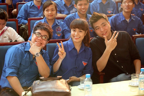 Ca sĩ Anh Khang (phải) đến muộn nhưng Ca sĩ Anh Khang (phải) đến muộn nhưng