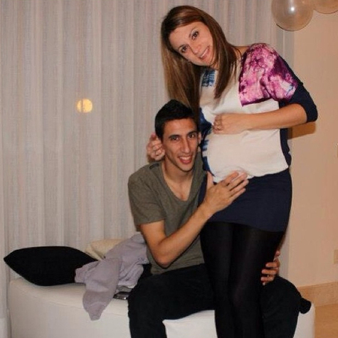 Di Maria khoe ảnh xoa bụng bầu của bà xã một tháng trước.