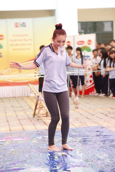 Trong chương trình 'Về trường' phát sóng lúc 22h thứ sáu 26/4, Cao Mỹ Kim và Lâm Vinh Hải mang đến cho khán giả những giây phút thư giãn thú vị. Trong tập này, khách mời Cao Mỹ Kim và Lâm Vinh Hải phải trải qua thử thách 'đi cầu tre lấy nước'. Trong chương trình 'Về trường' phát sóng lúc 22h thứ sáu 26/4, Cao Mỹ Kim và Lâm Vinh Hải mang đến cho khán giả những giây phút thư giãn thú vị. Trong tập này, khách mời Cao Mỹ Kim và Lâm Vinh Hải phải trải qua thử thách 'đi cầu tre lấy nước'.