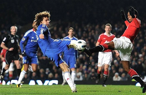 David Luiz bắt vôlê tung lưới MU. Ảnh: PA. David Luiz bắt vôlê tung lưới MU. Ảnh: PA.