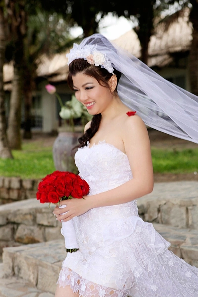 Vì cô có khuôn ngực đầy đặn, nên chiếc váy cưới quây là lựa chọn thích hợp làm tôn lên vẻ đẹp quyến rũ. Vì cô có khuôn ngực đầy đặn, nên chiếc váy cưới quây là lựa chọn thích hợp làm tôn lên vẻ đẹp quyến rũ.