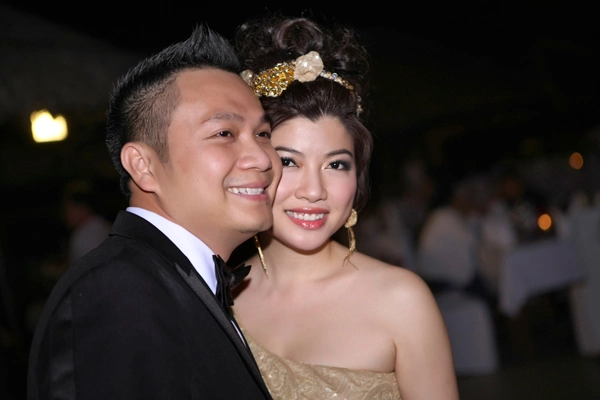 Vào buổi tối, cô dâu Tăng Bảo Quyên và chú rể Landon Ngân Nguyễn tổ chức tiệc đãi khách cũng trên bờ biển. Vào buổi tối, cô dâu Tăng Bảo Quyên và chú rể Landon Ngân Nguyễn tổ chức tiệc đãi khách cũng trên bờ biển.