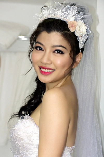 Tông màu của đám cưới là đỏ - trắng, vì vậy cô cũng chọn cho mình phong cách trang điểm dựa vào tông màu này. Trên gương mặt cô, đôi môi màu đỏ mọng chính là điểm nhấn ấn tượng. Tông màu của đám cưới là đỏ - trắng, vì vậy cô cũng chọn cho mình phong cách trang điểm dựa vào tông màu này. Trên gương mặt cô, đôi môi màu đỏ mọng chính là điểm nhấn ấn tượng.