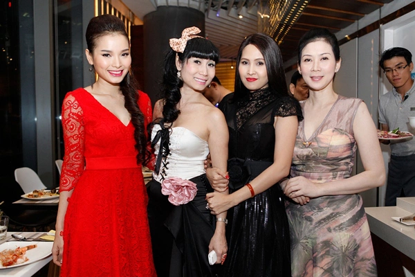 Từ trái sang: Phương Trinh, Uyên Thảo, Minh Thư và Diễm Hương rạng ngời trước ống kính. Từ trái sang: Phương Trinh, Uyên Thảo, Minh Thư và Diễm Hương rạng ngời trước ống kính.