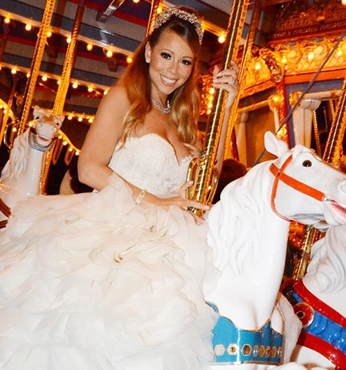 Cô dâu Mariah Carey diện một chiếc váy bồng bềnh như công chúa. Cô dâu Mariah Carey diện một chiếc váy bồng bềnh như công chúa.