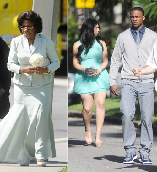 Mẹ anh, bà Dolores, và con trai cả của anh, Jeffrey, tới nhà thờ dự lễ cưới. Mẹ anh, bà Dolores, và con trai cả của anh, Jeffrey, tới nhà thờ dự lễ cưới.