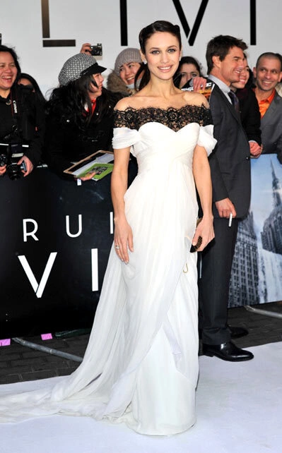 Nữ diễn viên Olga Kurylenko lộng lẫy trong bộ đầm Marchesa trắng pha ren đen tại buổi công chiếu phim ở London, Anh. Nữ diễn viên Olga Kurylenko lộng lẫy trong bộ đầm Marchesa trắng pha ren đen tại buổi công chiếu phim ở London, Anh.