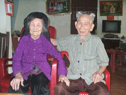 Cụ Viễn và cụ Hai dù đã trên 100 tuổi nhưng hai cụ vẫn không ngại dành cho nhau những cử chỉ âu yếm. Cụ Viễn và cụ Hai dù đã trên 100 tuổi nhưng hai cụ vẫn không ngại dành cho nhau những cử chỉ âu yếm.