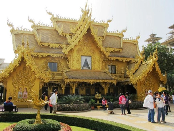 Đền chùa ở Chiang Mai không lớn như ở Bangkok nhưng đẹp và cổ kính hơn. Đền chùa ở Chiang Mai không lớn như ở Bangkok nhưng đẹp và cổ kính hơn.