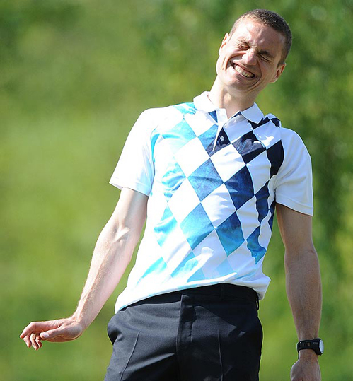 Vidic vừa chơi golf vừa thư giãn. Vidic vừa chơi golf vừa thư giãn.