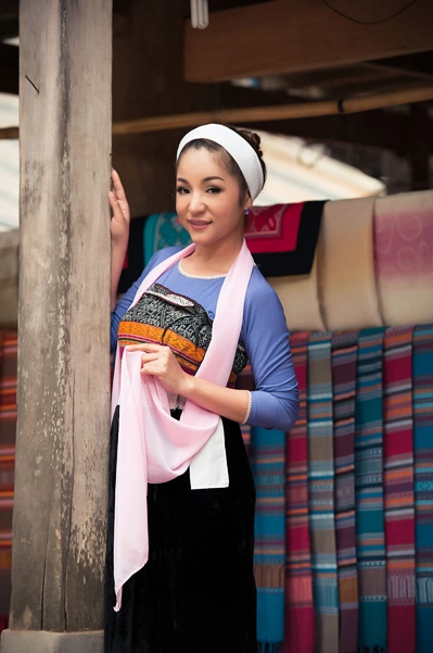 Bộ ảnh được thực hiện với sự hỗ trợ của đạo diễn hình ảnh Bảo Lộc, chuyên gia làm tóc Lam Nguyễn và make-up, trang phục của nhà thiết kế Việt Hùng. Bộ ảnh được thực hiện với sự hỗ trợ của đạo diễn hình ảnh Bảo Lộc, chuyên gia làm tóc Lam Nguyễn và make-up, trang phục của nhà thiết kế Việt Hùng.