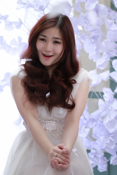 Quá trình ghi hình đầu tay diễn ra từ lúc 9h sáng và kết thúc trễ hơn thời gian dự kiến là 17h, nhưng tất cả ê kíp và 2 diễn viên chính của MV đều không tỏ ra mệt mỏi mà rất hào hứng và nhiệt tình. Thời tiết tại TP Hồ Chí Minh chiều qua tuy có mưa nhẹ nhưng vẫn khá thuận lợi để ê kíp có thể sắp đặt các bối cảnh trong và ngoài địa điểm ghi hình. Quá trình ghi hình đầu tay diễn ra từ lúc 9h sáng và kết thúc trễ hơn thời gian dự kiến là 17h, nhưng tất cả ê kíp và 2 diễn viên chính của MV đều không tỏ ra mệt mỏi mà rất hào hứng và nhiệt tình. Thời tiết tại TP Hồ Chí Minh chiều qua tuy có mưa nhẹ nhưng vẫn khá thuận lợi để ê kíp có thể sắp đặt các bối cảnh trong và ngoài địa điểm ghi hình.