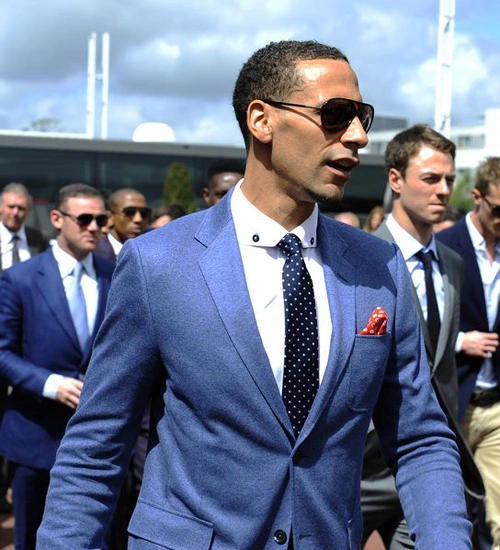 Rio Ferdinand cũng mặc vest xanh, điệu đà với cà vạt chấm bi và chiếc khăn đỏ cài bên ngực trái. Rio Ferdinand cũng mặc vest xanh, điệu đà với cà vạt chấm bi và chiếc khăn đỏ cài bên ngực trái.