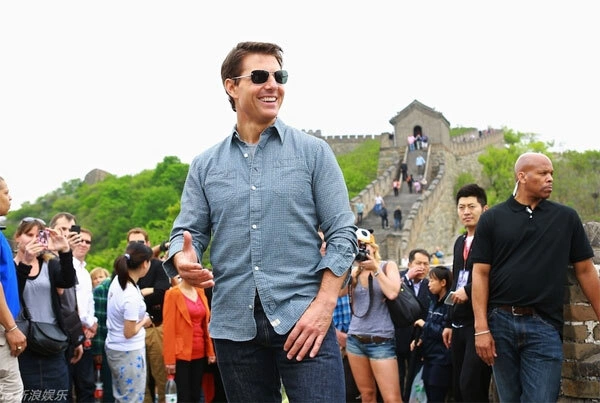 Dù sắp 51 tuổi, Tom Cruise vẫn rất trẻ trung và phong độ. Dù sắp 51 tuổi, Tom Cruise vẫn rất trẻ trung và phong độ.