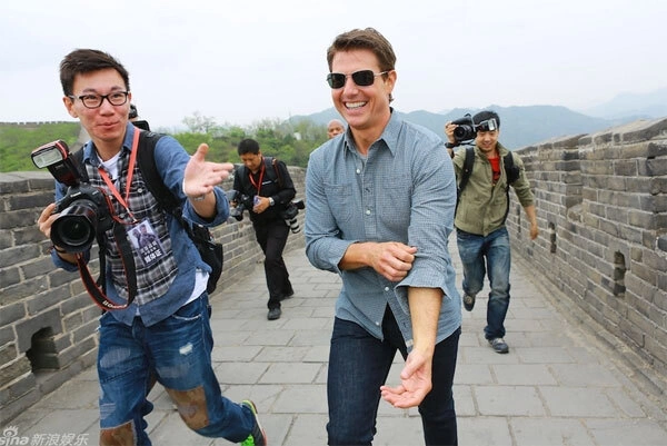 Sáng thứ 5 (9/5), Tom Cruise rạng rỡ đi tham quan Vạn Lý Trường Thành. Sáng thứ 5 (9/5), Tom Cruise rạng rỡ đi tham quan Vạn Lý Trường Thành.