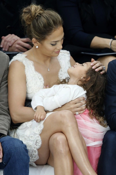 Jennifer Lopez vuốt ve con gái nhỏ khi hai mẹ con đang xem trình diễn thời trang. Jennifer Lopez vuốt ve con gái nhỏ khi hai mẹ con đang xem trình diễn thời trang.
