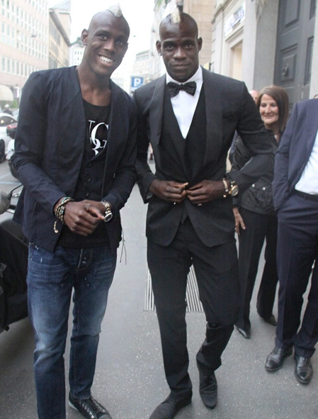 Balotelli bảnh bao trong bộ vest đen trong khi cậu em trai diện vest kết hợp với quần jeans Balotelli bảnh bao trong bộ vest đen trong khi cậu em trai diện vest kết hợp với quần jeans