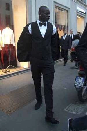 Balotelli cởi áo vest cho đỡ nóng. Balotelli cởi áo vest cho đỡ nóng.