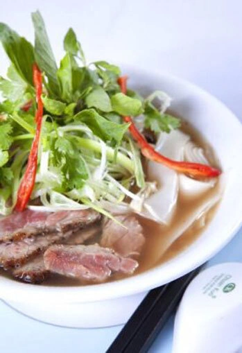 Món phở vịt nấu cam tươi độc đáo kết hợp phong vị Á - Âu của nhà hàng được thực khách ưa chuộng.