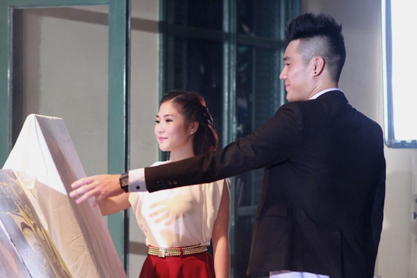 trong ngày quay MV chính thức, Hương Tràm bất ngờ vì chiều cao 1m88 của Việt Anh vì trước đó ngay cả các thành viên trong ê kíp chưa từng được biết tới thông tin này. Tuy nhiên, đây không phải là bất lợi mà cả Hương Tràm và Việt Anh đều rất cố gắng để những cảnh diễn chung của cả 2 diễn ra tốt đẹp và ăn ý. trong ngày quay MV chính thức, Hương Tràm bất ngờ vì chiều cao 1m88 của Việt Anh vì trước đó ngay cả các thành viên trong ê kíp chưa từng được biết tới thông tin này. Tuy nhiên, đây không phải là bất lợi mà cả Hương Tràm và Việt Anh đều rất cố gắng để những cảnh diễn chung của cả 2 diễn ra tốt đẹp và ăn ý.