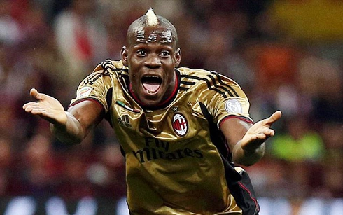 Trận đấu thuộc vòng 37 Serie A diễn ra tối qua giữa AC Milan vs Roma đã bị gián đoạn bởi người hâm mộ của Giallorossi có những cử chỉ và hành động giả tiếng khỉ nhằm xúc phạm Balotelli Trận đấu thuộc vòng 37 Serie A diễn ra tối qua giữa AC Milan vs Roma đã bị gián đoạn bởi người hâm mộ của Giallorossi có những cử chỉ và hành động giả tiếng khỉ nhằm xúc phạm Balotelli