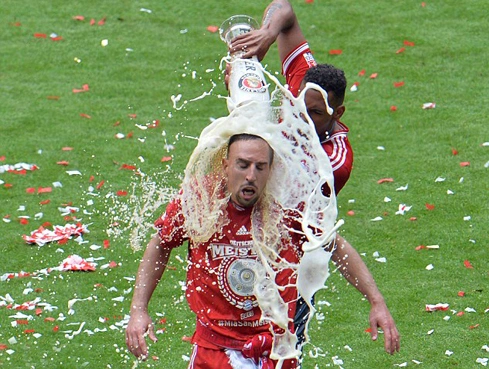 Ribery bị đồng đội đổ bia lên người. Ảnh: Ribery bị đồng đội đổ bia lên người. Ảnh: