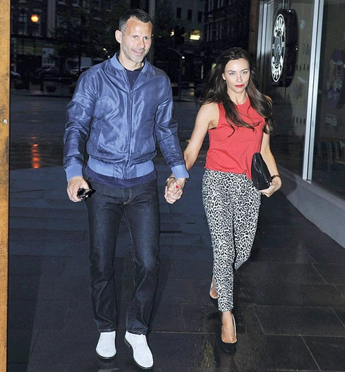 Lão tướng Ryan Giggs nắm chặt tay bà xã Stacey tới dự tiệc tối. Lão tướng Ryan Giggs nắm chặt tay bà xã Stacey tới dự tiệc tối.