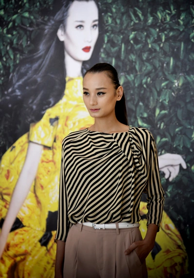 Lê Thúy ăn mặc thanh lịch, đơn giản như một nhân viên công sở. Lê Thúy ăn mặc thanh lịch, đơn giản như một nhân viên công sở.