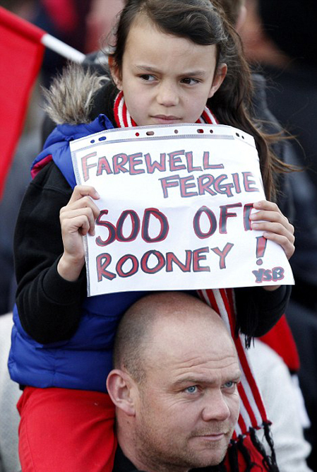 Một fan nhí cầm tờ giấy tạ từ Sir Alex và đòi 'đuổi' Rooney. Một fan nhí cầm tờ giấy tạ từ Sir Alex và đòi 'đuổi' Rooney.