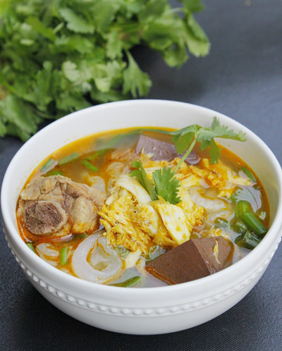 Sợi bánh canh dai và nước dùng ngọt được dùng kèm với thịt cua rất ngon.